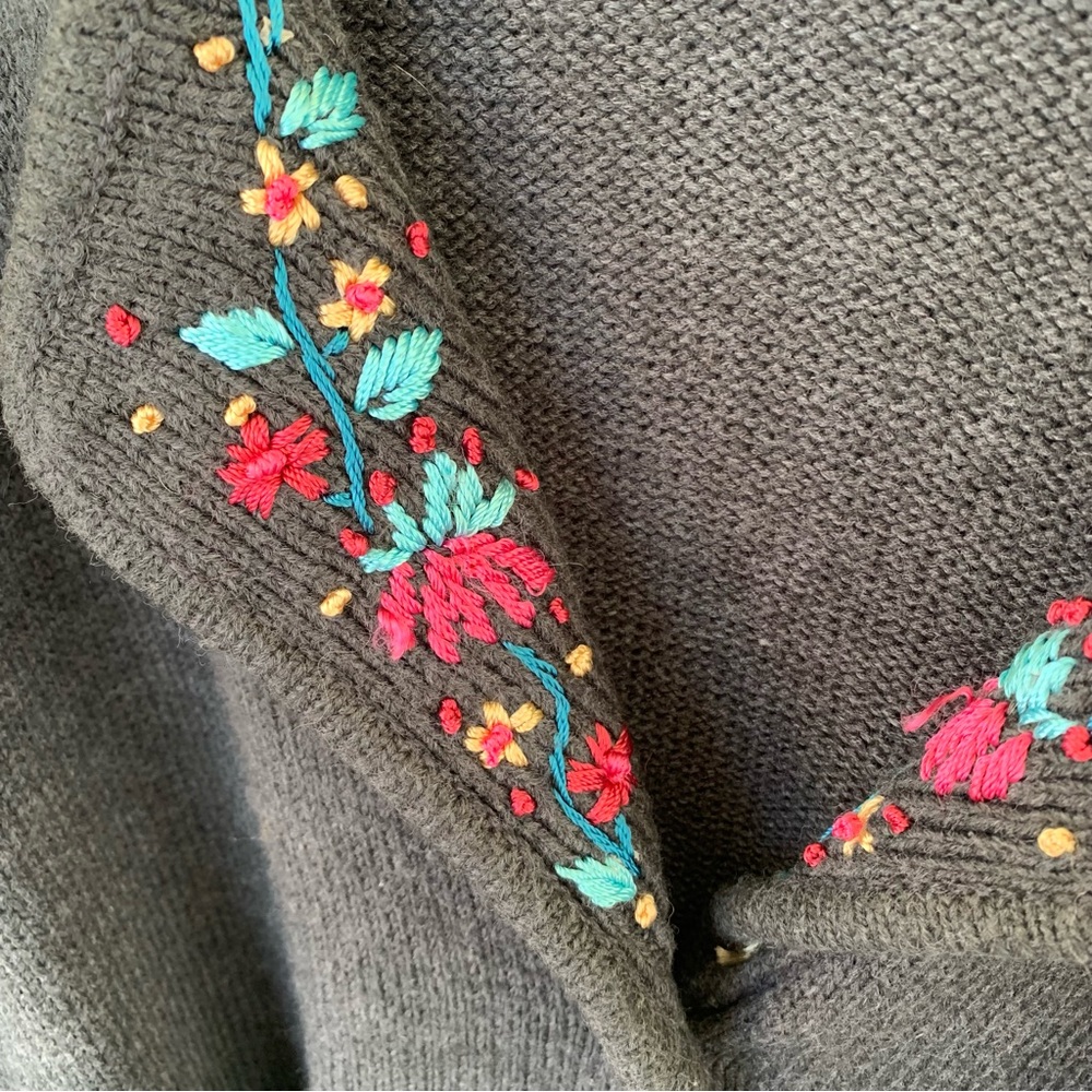 Vintage Embroidered Flowers Oleg Cassini 80s 90s Long Sweater with Belt - Picture 4 of 9